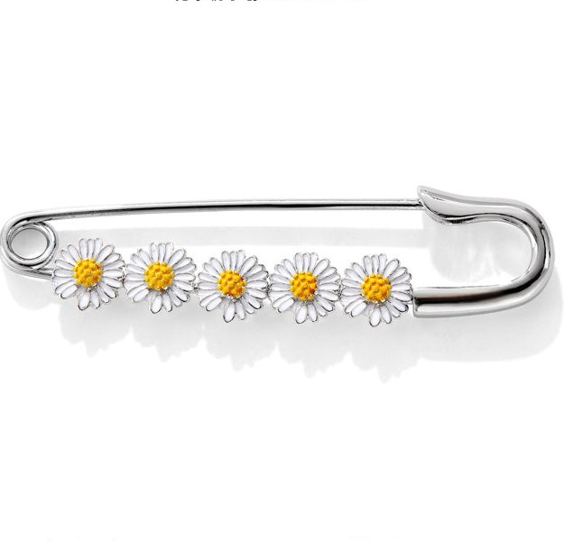 G-Dragon's same style diamond-encrusted daisy brooch