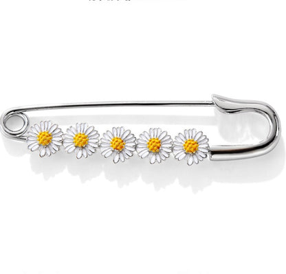 G-Dragon's same style diamond-encrusted daisy brooch